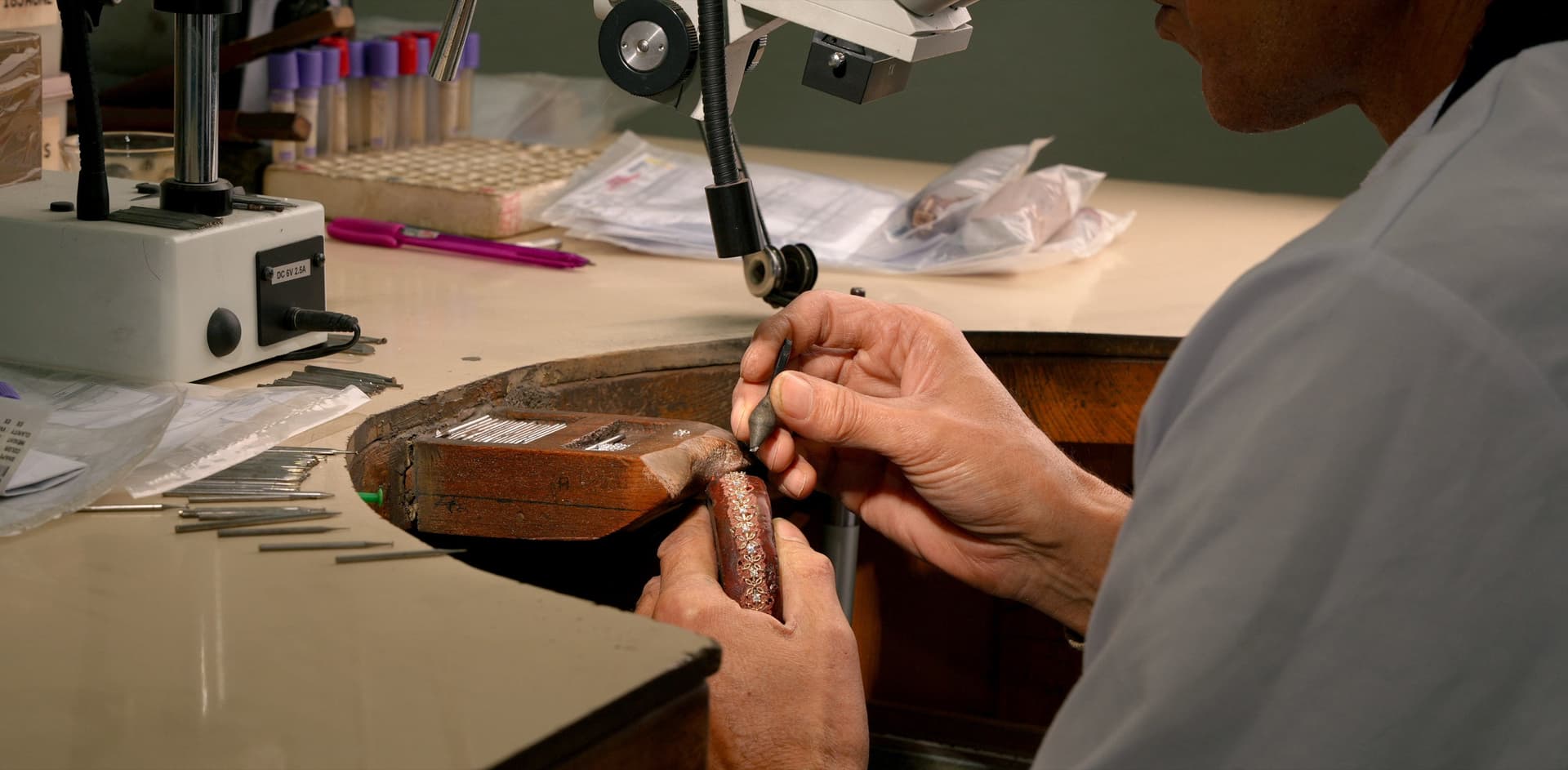 L'atelier Resplandy — sertissage à la main au microscope