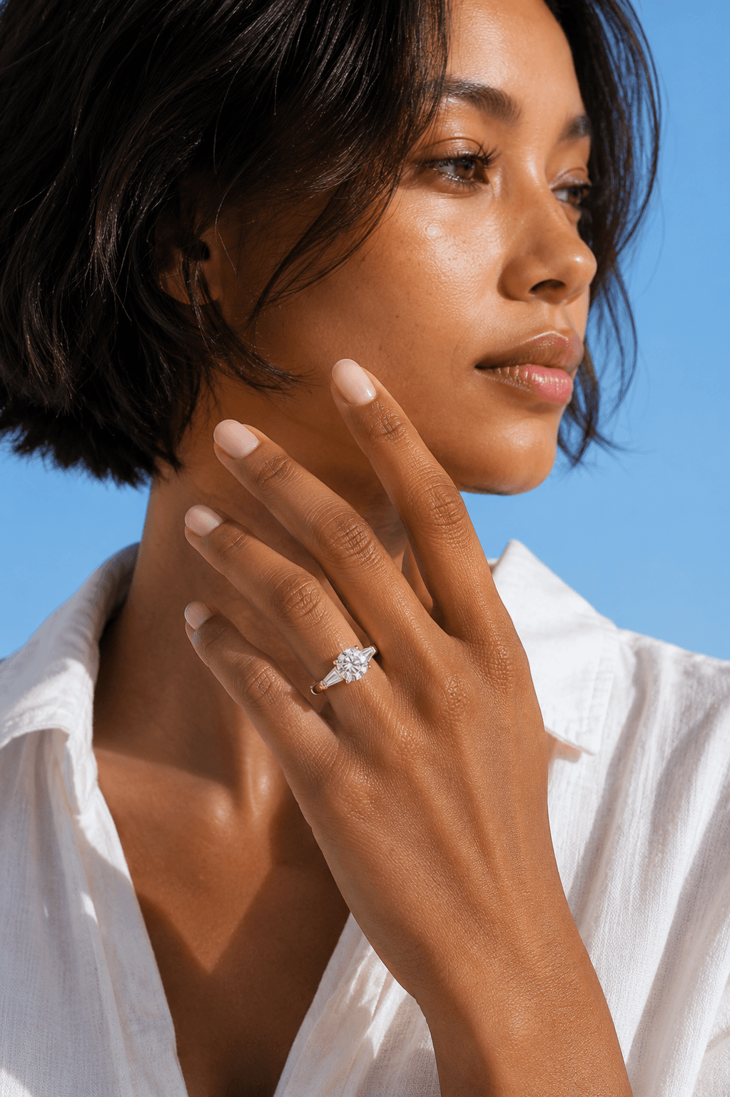 Bague solitaire portée — fond bleu